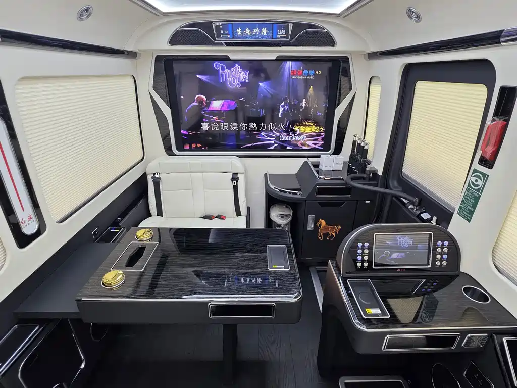 Hongqi Jinkuihua Guoyue 3.0 T Flagship 17-seat