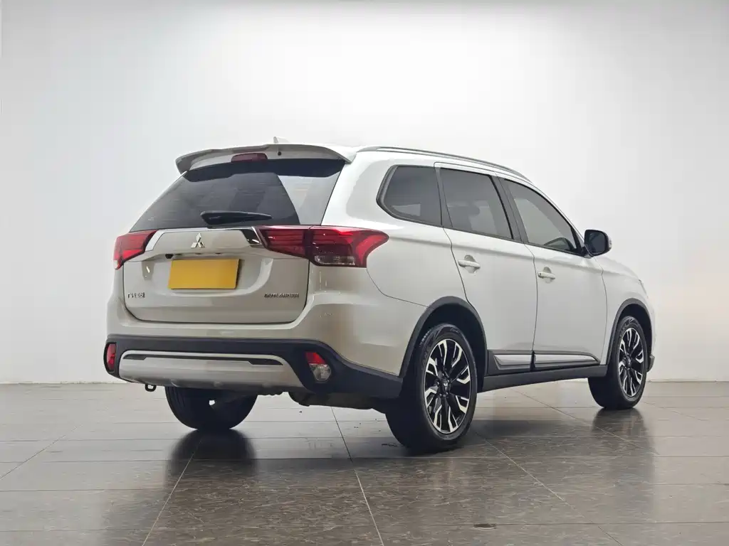 Outlander 2.0 L 2 WD Smooth Enjoyment 5-seat