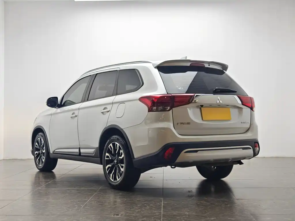Outlander 2.0 L 2 WD Smooth Enjoyment 5-seat