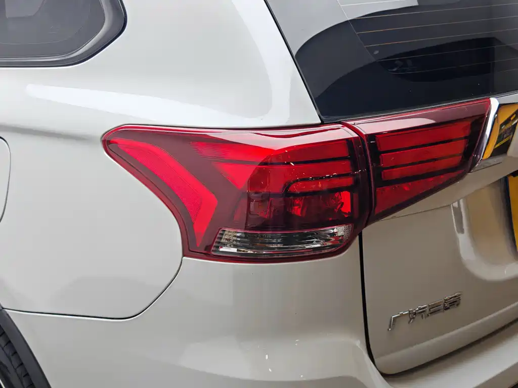 Outlander 2.0 L 2 WD Smooth Enjoyment 5-seat