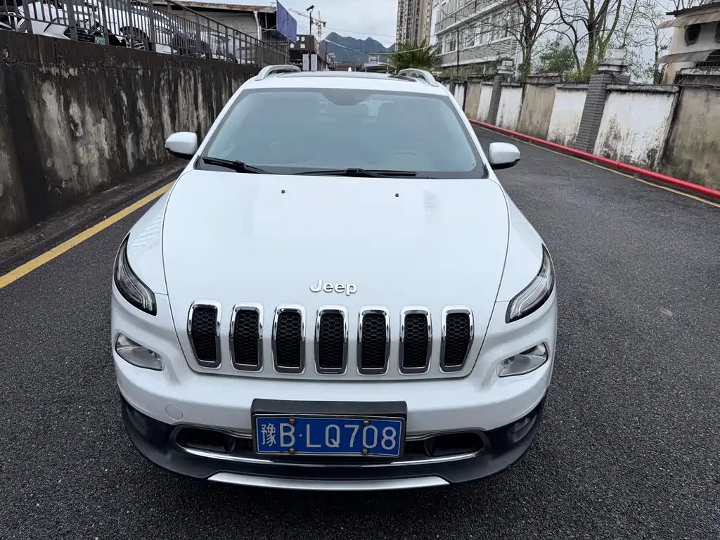 Cherokee 2.4 L Leading