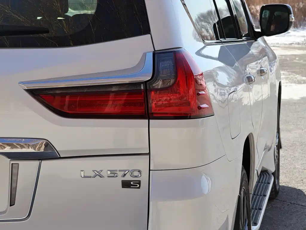 Lexus LX 570 Peak Special Edition