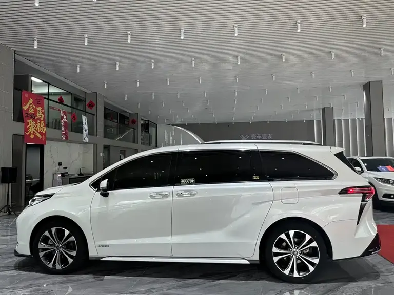 Toyota Granvia 2.5 L Hybrid Noble VIP