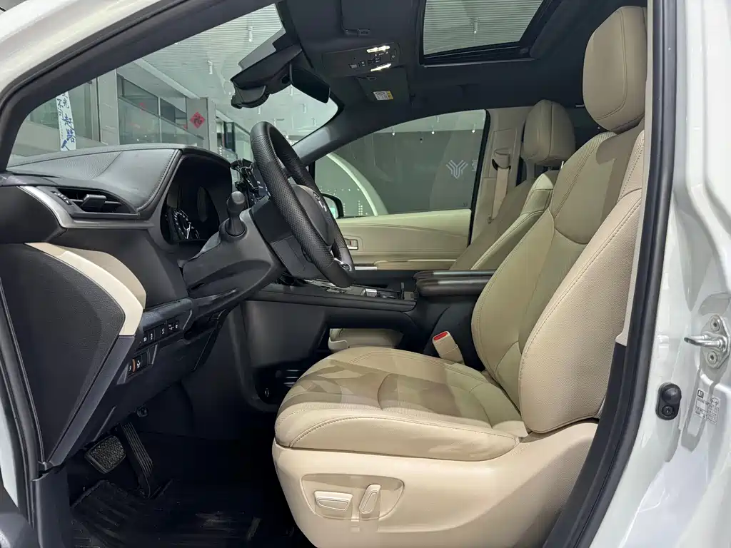 Granvia 2.5 L Hybrid Noble VIP