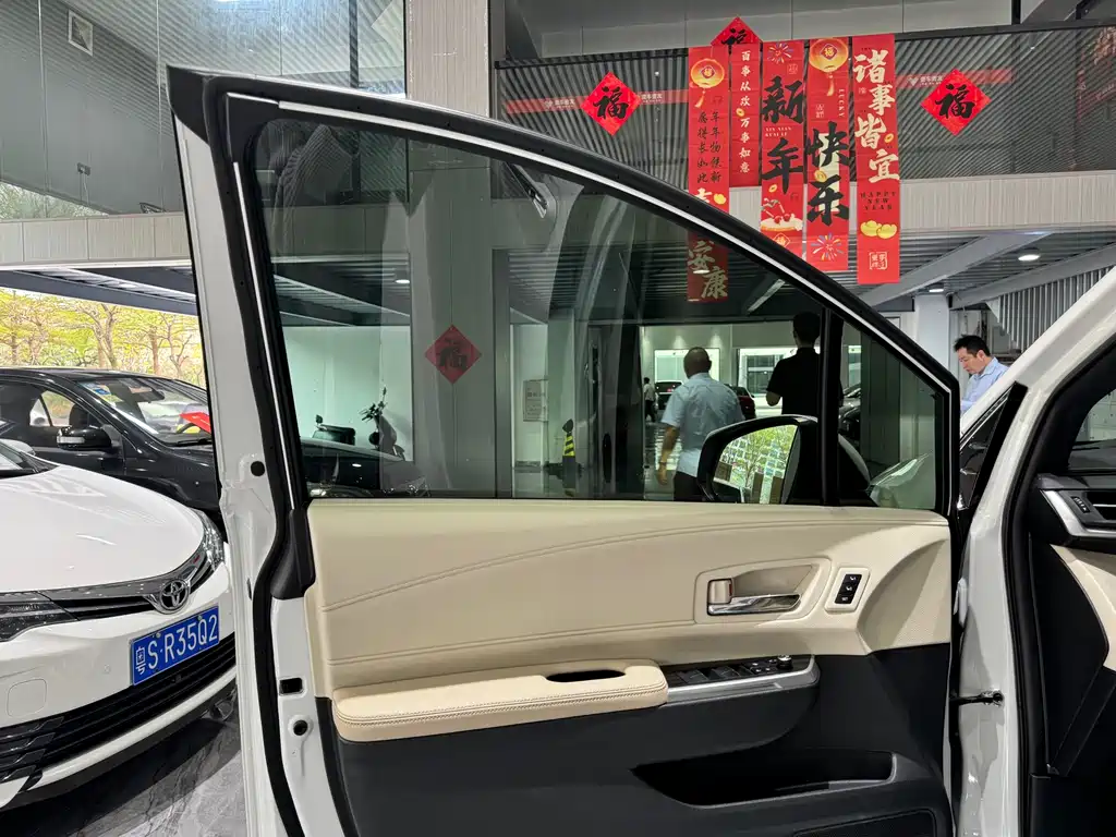 Granvia 2.5 L Hybrid Noble VIP