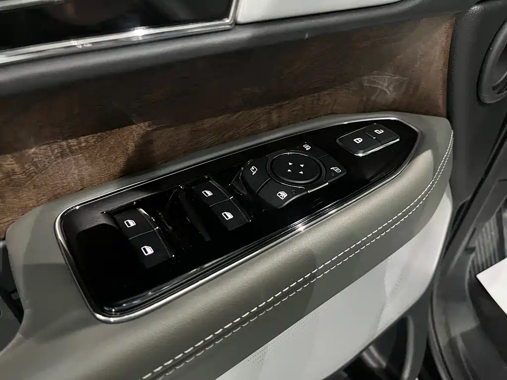 Navigator 3.5 T LWB President