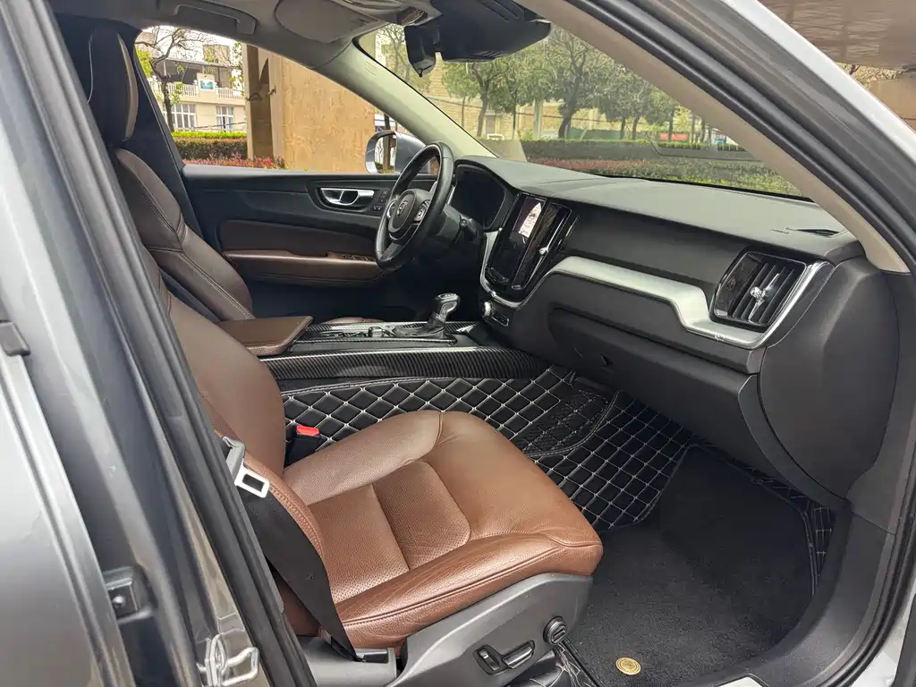 Volvo XC60 T5 4 WD Smart Ease CN-VI