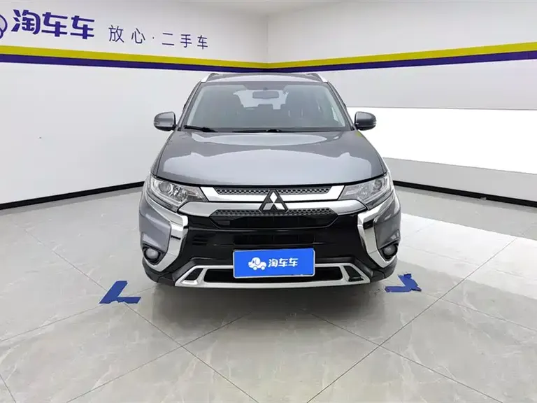 Mitsubishi Outlander 2.0 L 2 WD Smooth Enjoyment 7-seat
