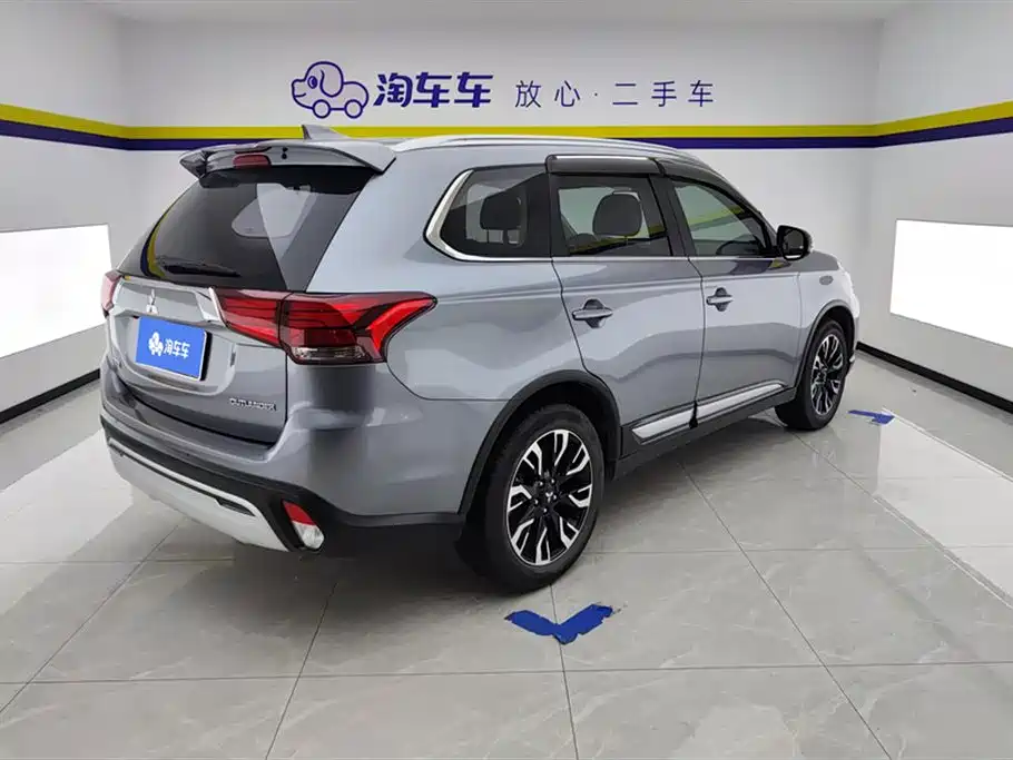 Outlander 2.0 L 2 WD Smooth Enjoyment 7-seat