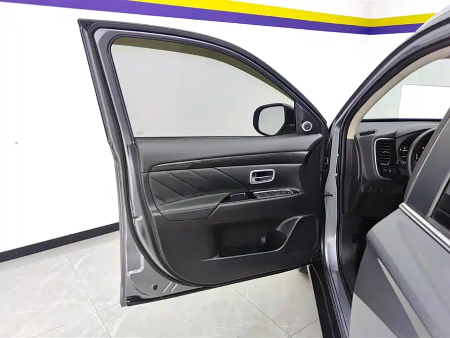 Outlander 2.0 L 2 WD Smooth Enjoyment 7-seat