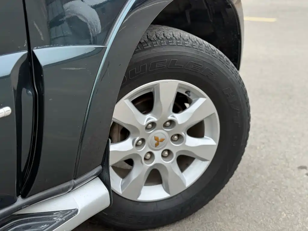 Pajero (Import) 3.0 L Auto Distinguished CN-V