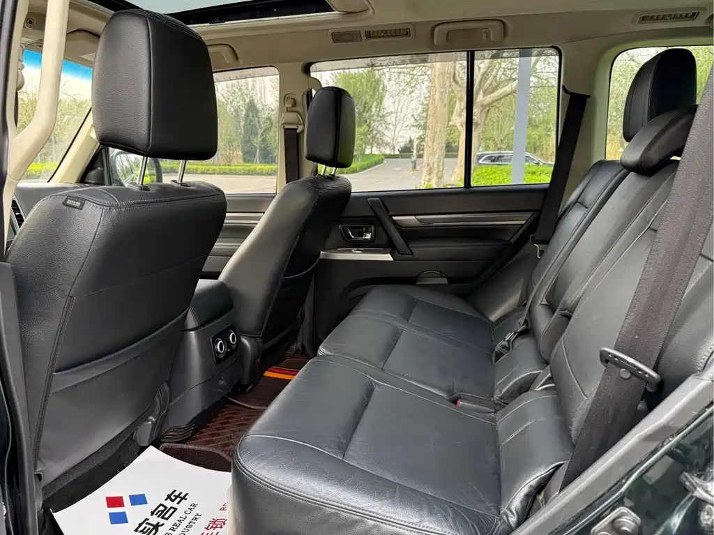 Pajero (Import) 3.0 L Auto Distinguished CN-V