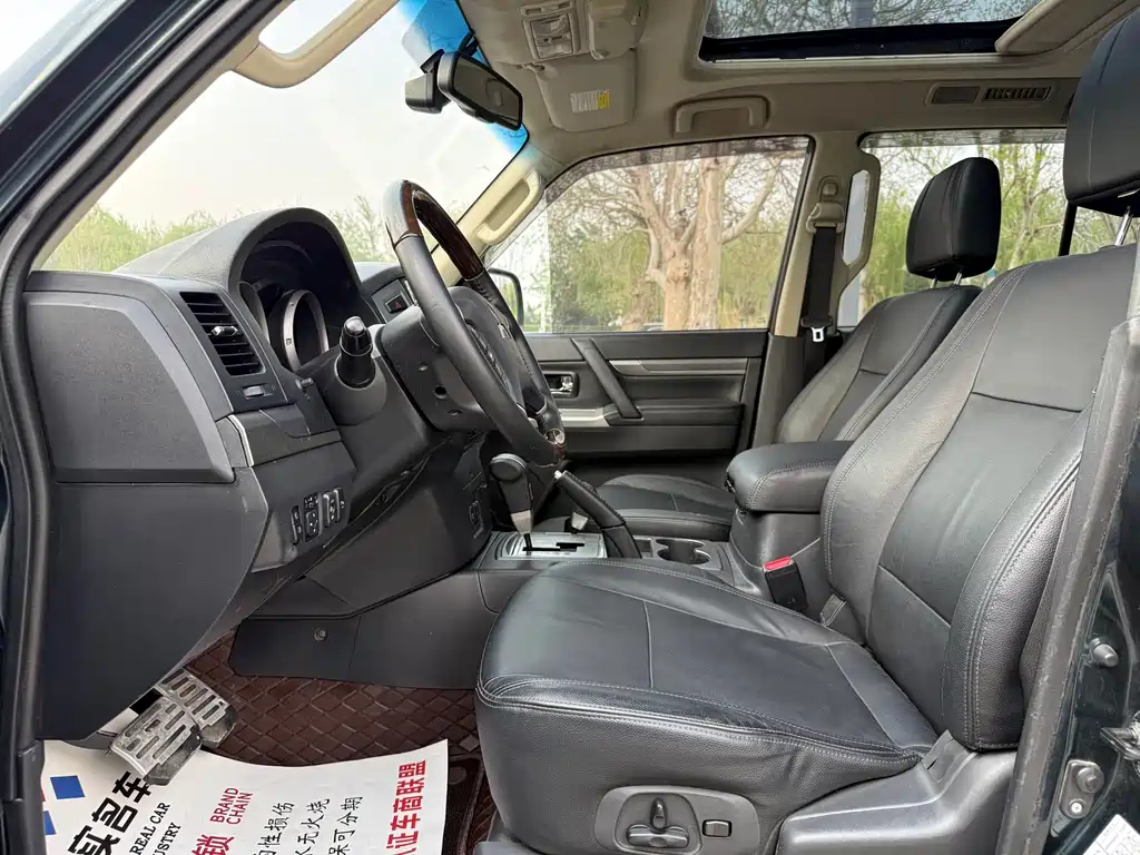 Pajero (Import) 3.0 L Auto Distinguished CN-V
