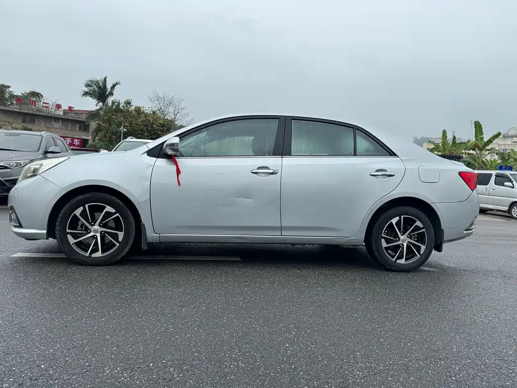 Zotye Z300 众泰Z300 2014款 1.5 L 都市版手动豪华型