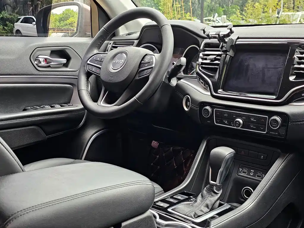 Grand Commander 2.0 T 4 WD Premium Navigation CN-V