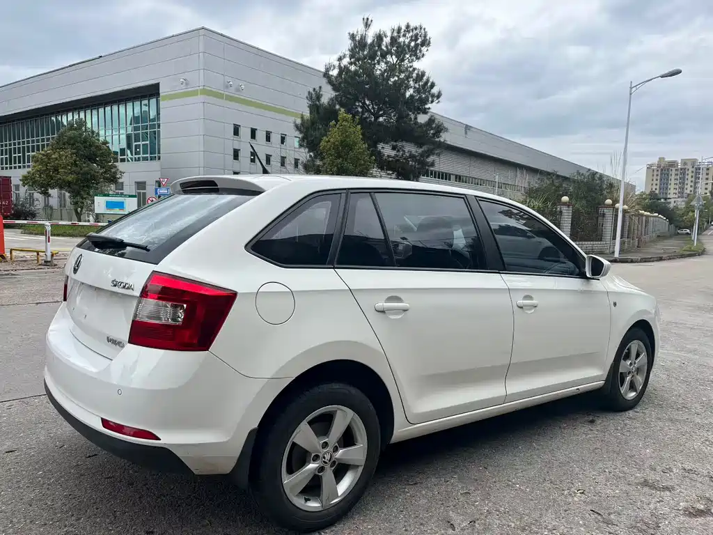 Rapid Spaceback 1.6 L Auto Pleasure
