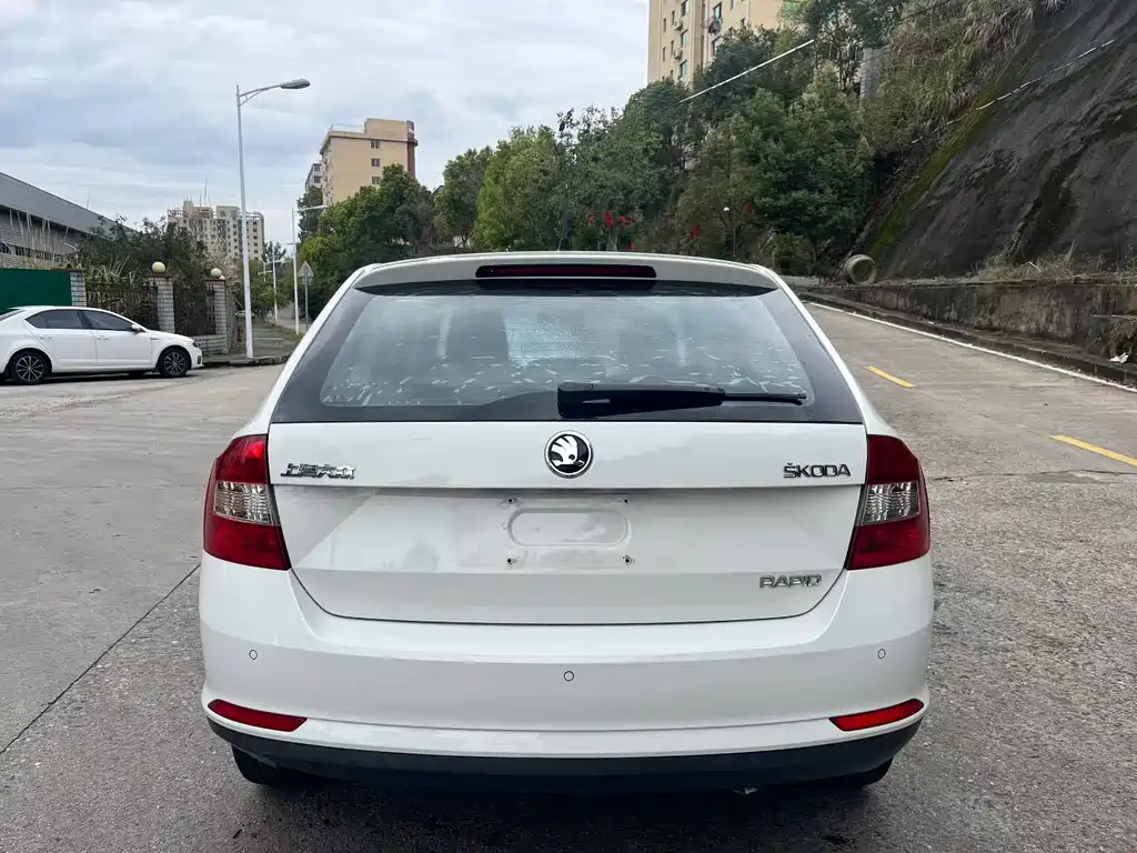 Rapid Spaceback 1.6 L Auto Pleasure