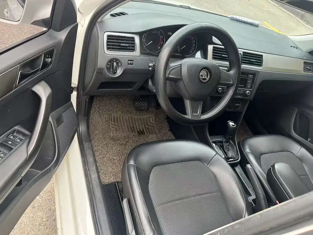 Rapid Spaceback 1.6 L Auto Pleasure