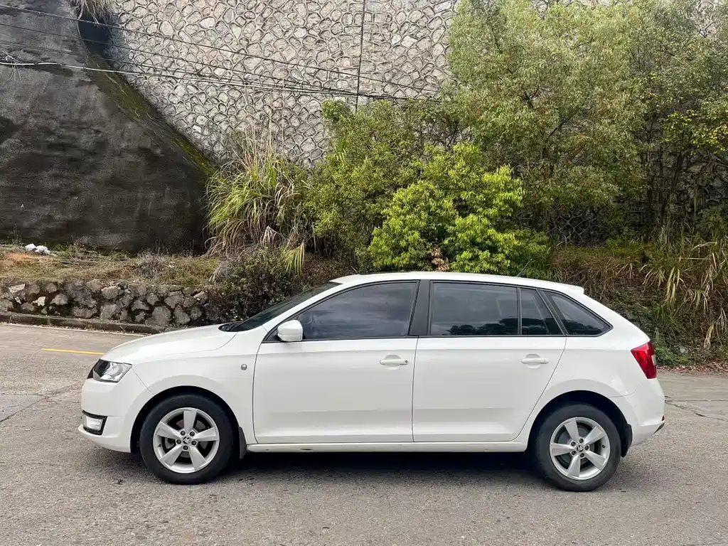 Rapid Spaceback 1.6 L Auto Pleasure