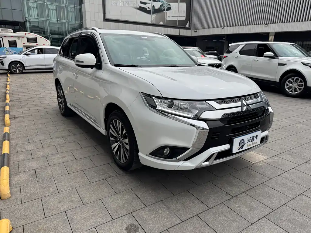 Outlander 2.0 L 2 WD Smooth Enjoyment 7-seat