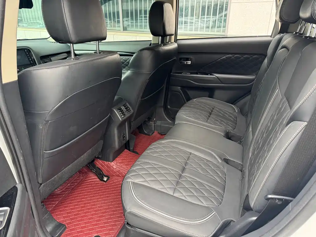 Outlander 2.0 L 2 WD Smooth Enjoyment 7-seat