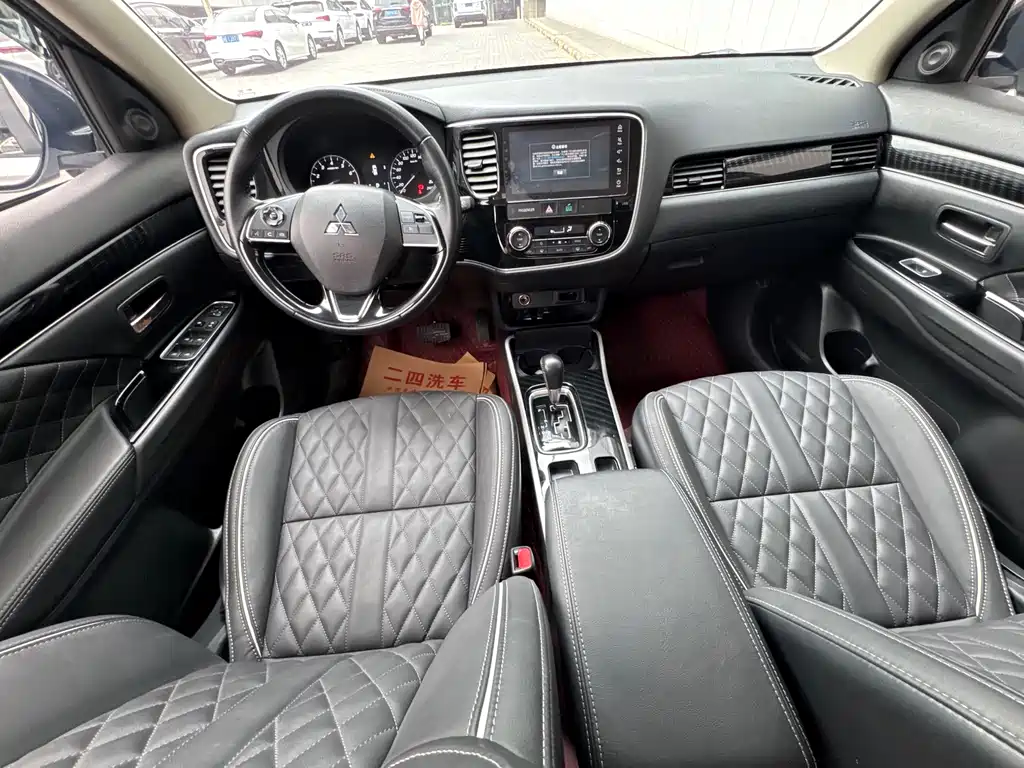 Outlander 2.0 L 2 WD Smooth Enjoyment 7-seat