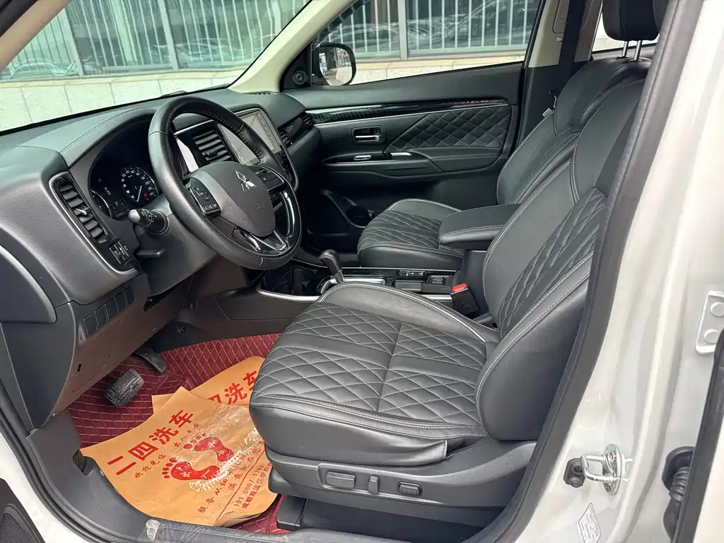 Outlander 2.0 L 2 WD Smooth Enjoyment 7-seat