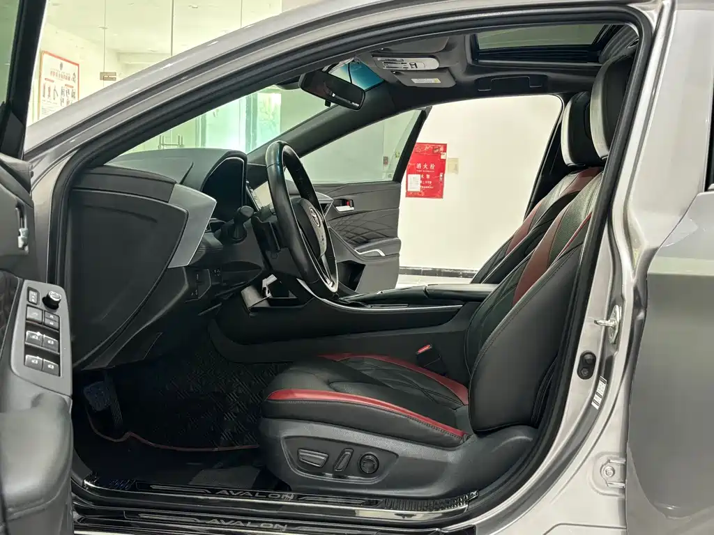 Avalon 2.5 L Touring Distinguished SPORT
