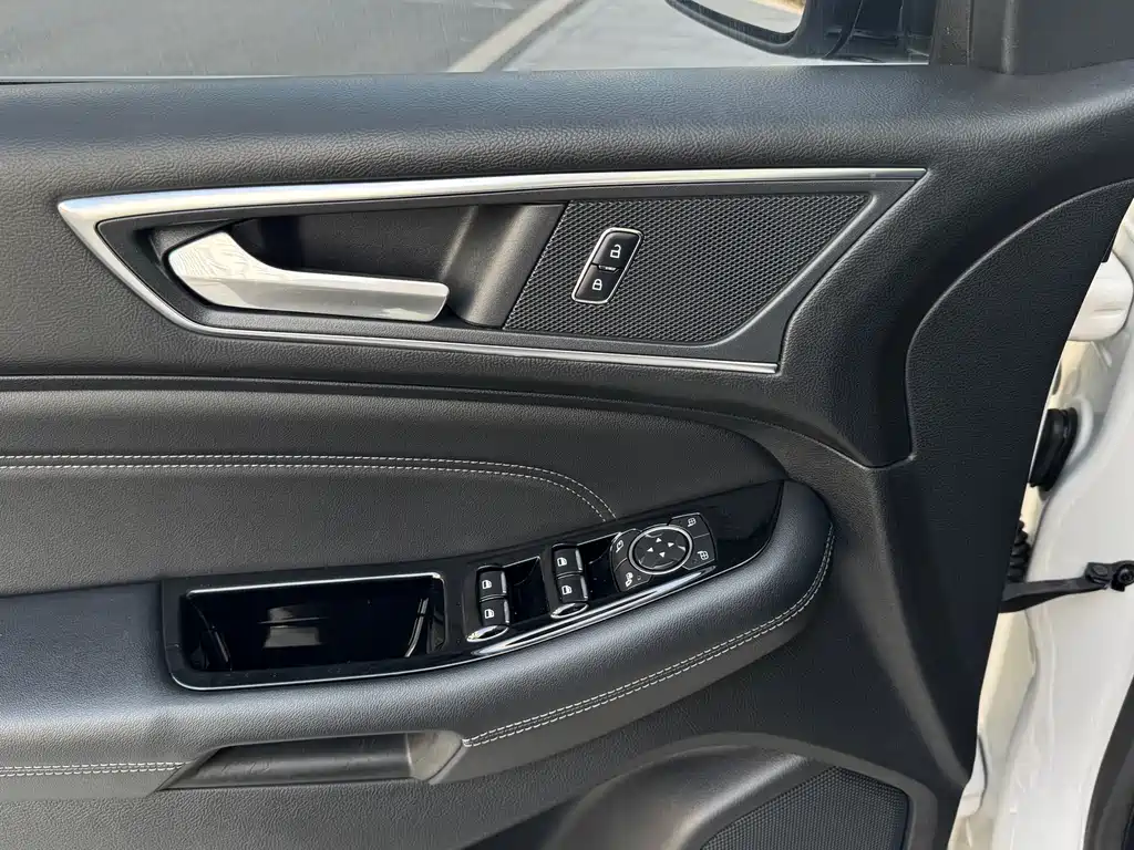 Edge EcoBoost 245 4 WD Grand Sharp 7-seat
