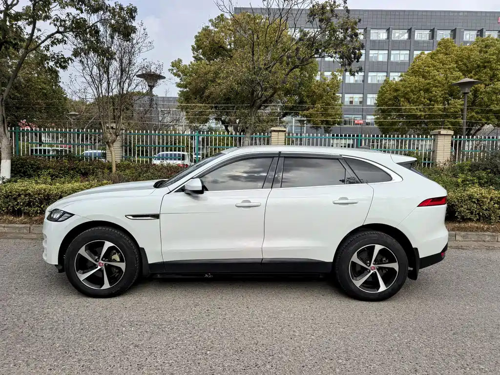 Jaguar F-PACE 2.0 T Urban Premium