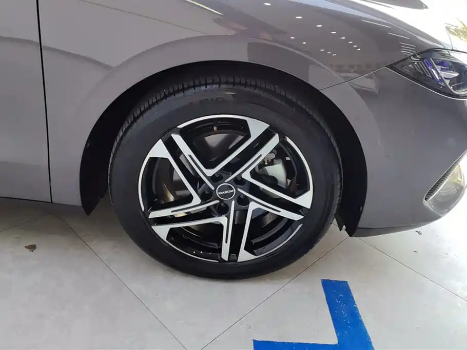 Roewe D7 DMH 125 km Outstanding