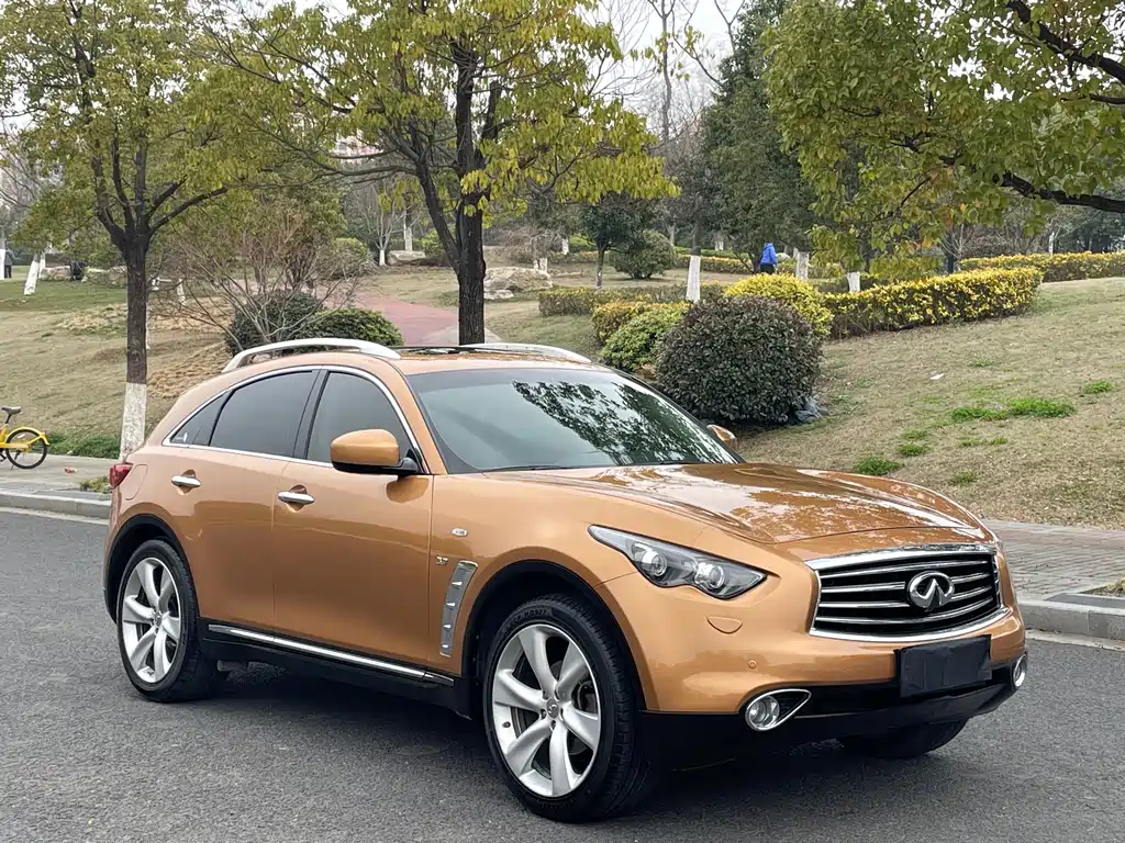 Infiniti QX70 3.7 L Standard