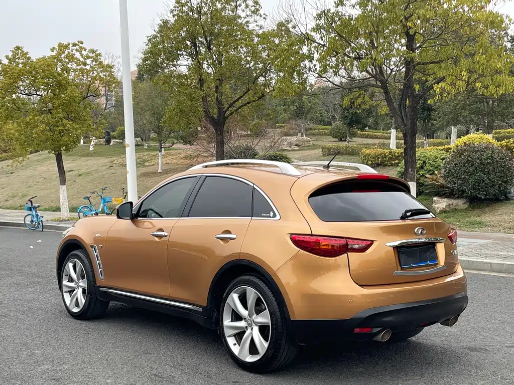 Infiniti QX70 3.7 L Standard