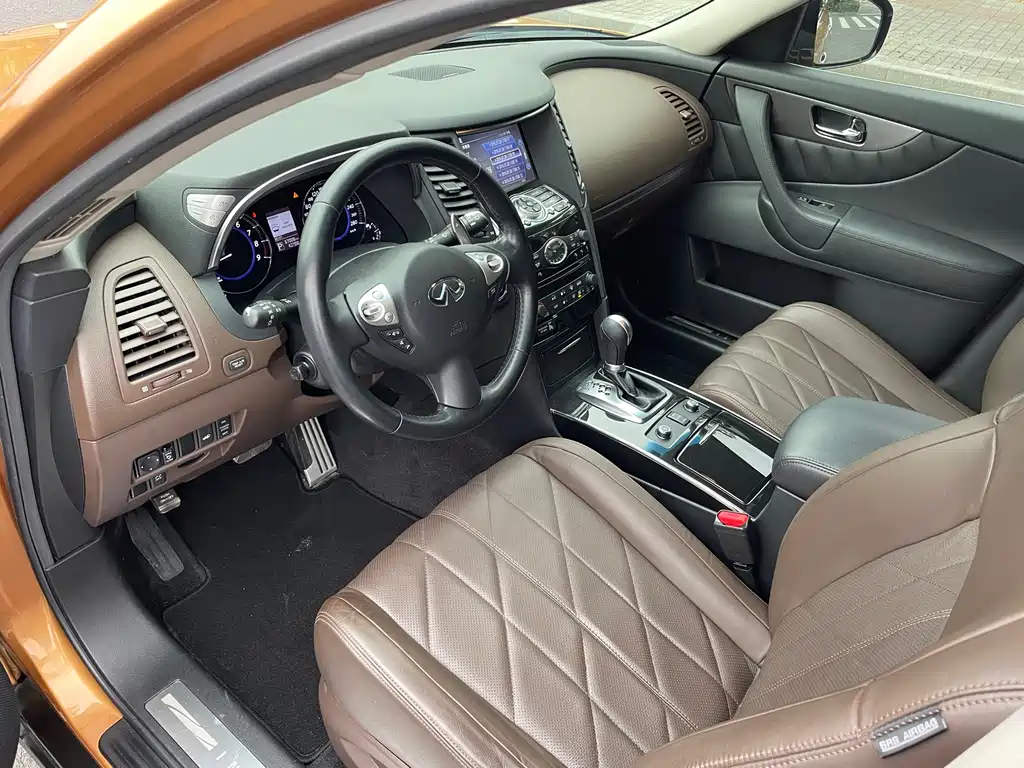 Infiniti QX70 3.7 L Standard