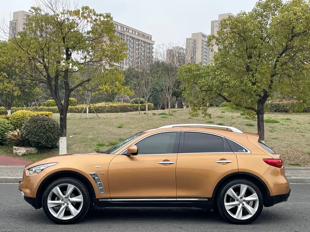 Infiniti QX70 3.7 L Standard
