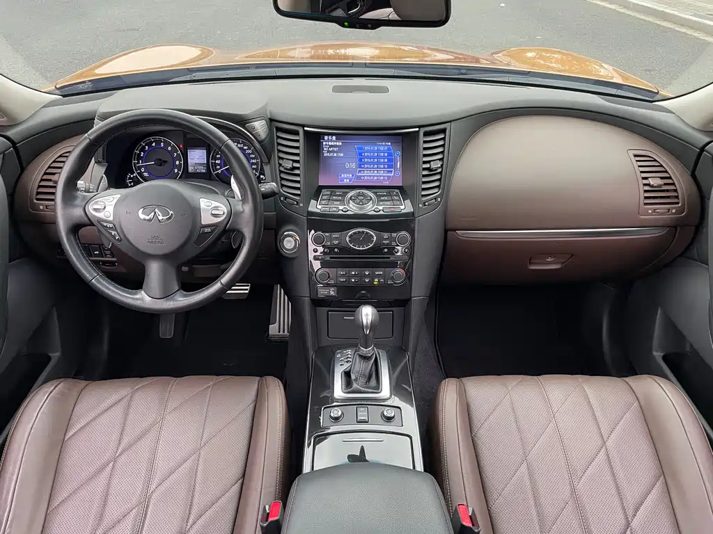 Infiniti QX70 3.7 L Standard