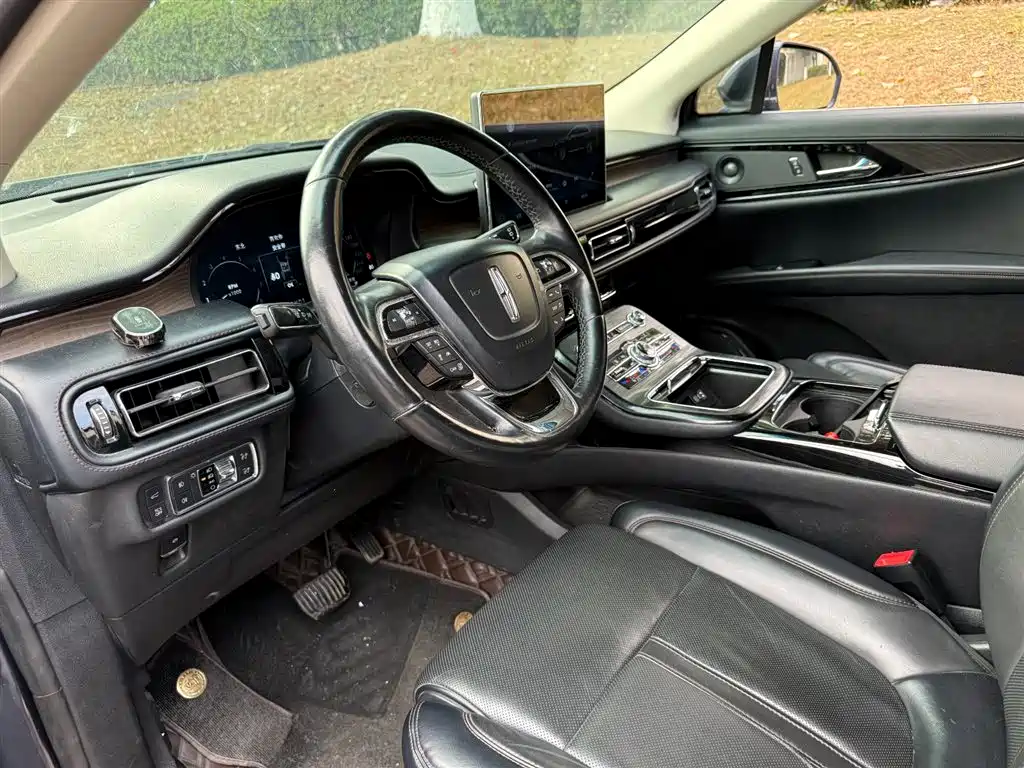 Nautilus 2.7 T 4 WD Honor Shine