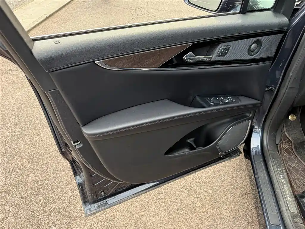 Nautilus 2.7 T 4 WD Honor Shine