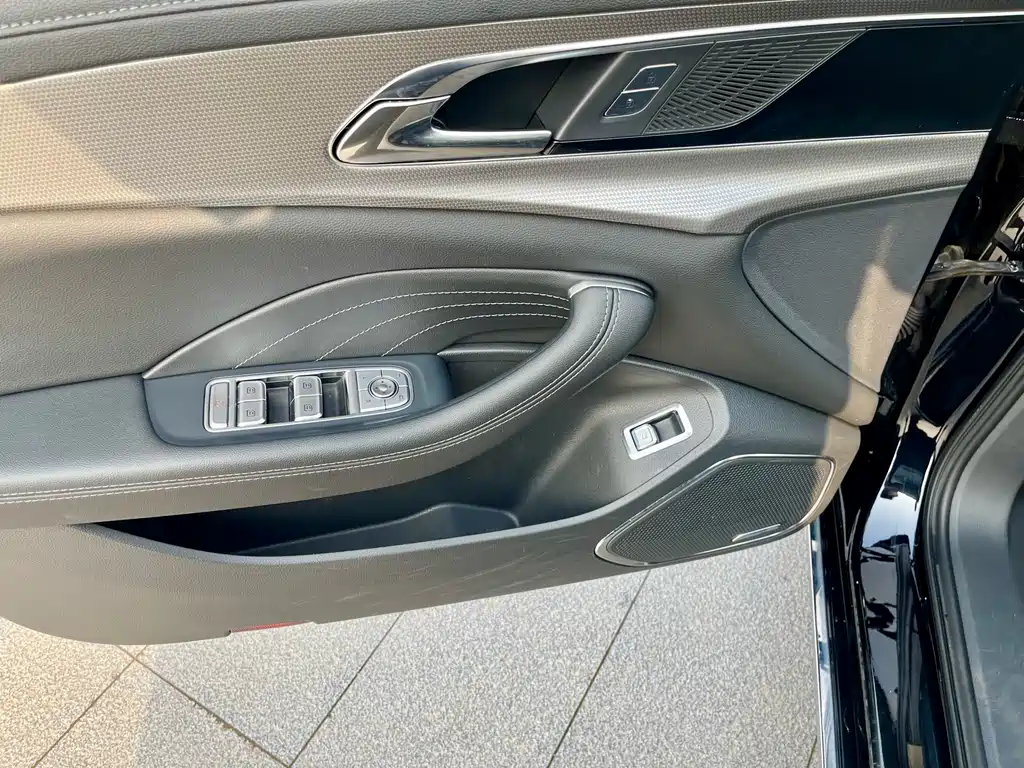 Hongqi H5 1.5 T DCT Connected Flagship Charm