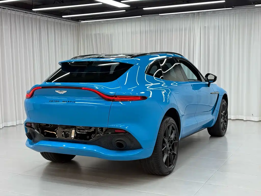 Aston Martin DBX 3.0 T STRAIGHT-SIX