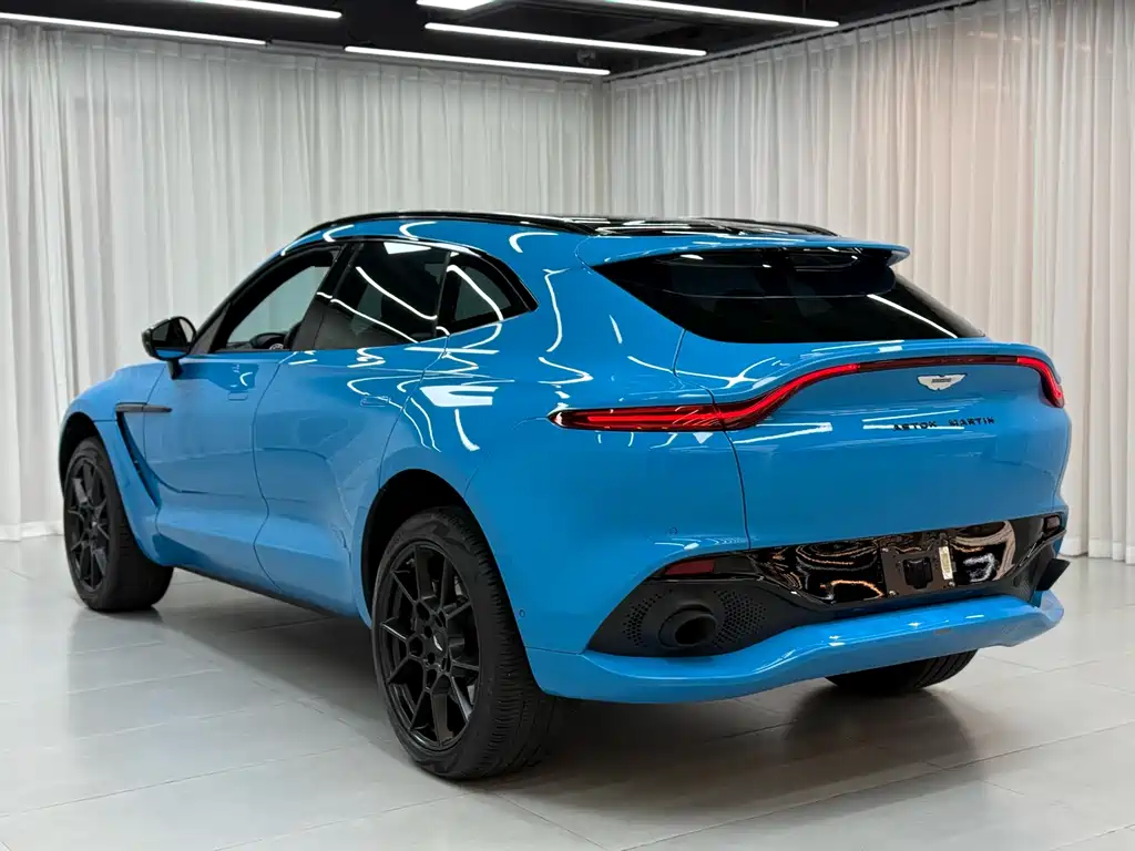 Aston Martin DBX 3.0 T STRAIGHT-SIX