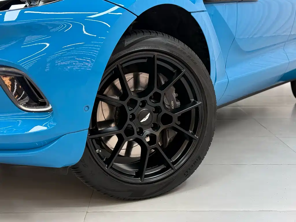 Aston Martin DBX 3.0 T STRAIGHT-SIX