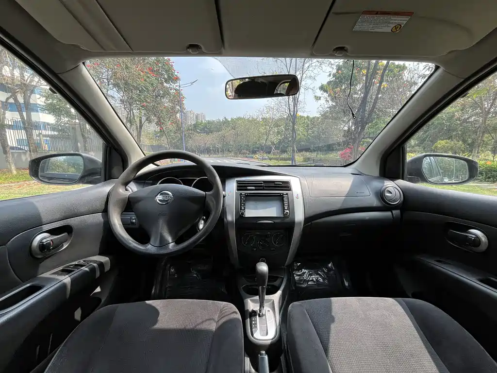 Livina 1.6 XE CVT Comfort