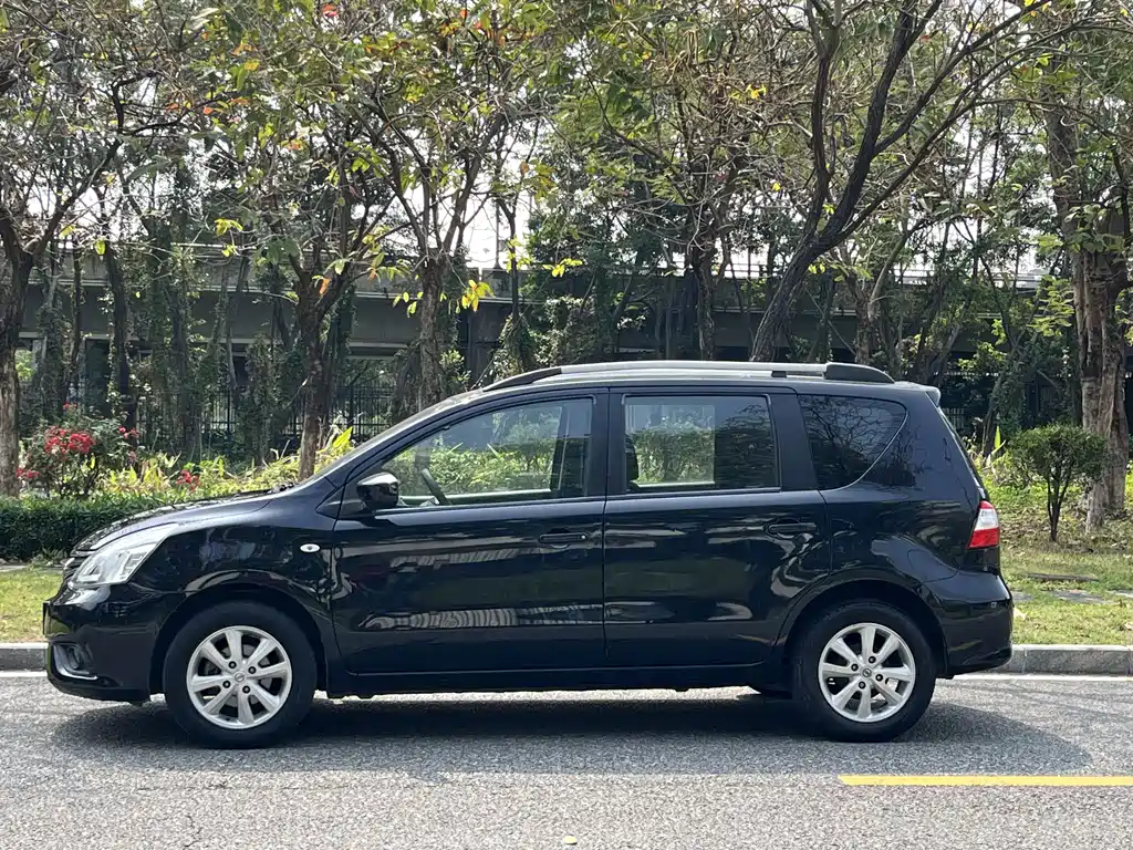 Livina 1.6 XE CVT Comfort