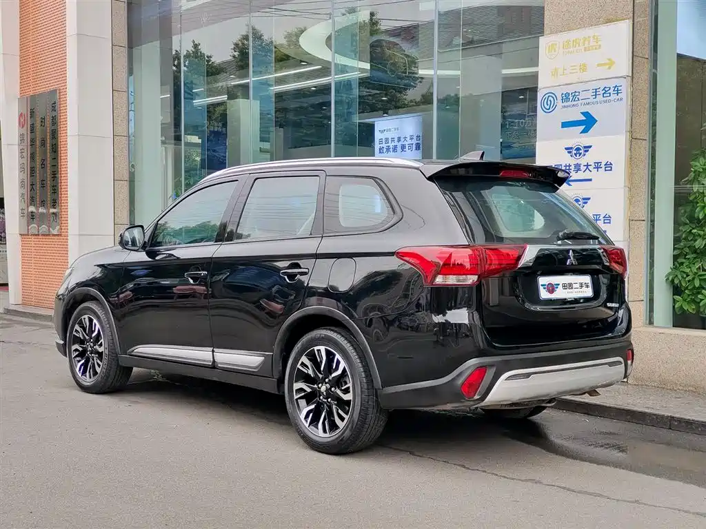 Outlander 2.0 L 2 WD Smooth Enjoyment 5-seat CN-VI