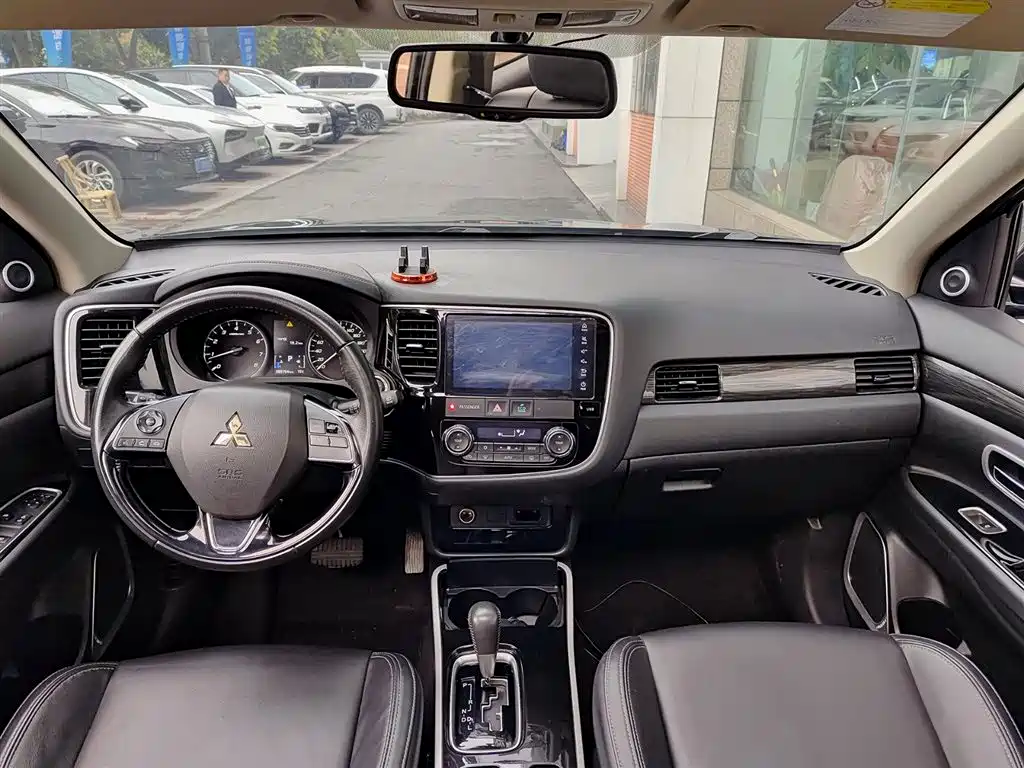 Outlander 2.0 L 2 WD Smooth Enjoyment 5-seat CN-VI
