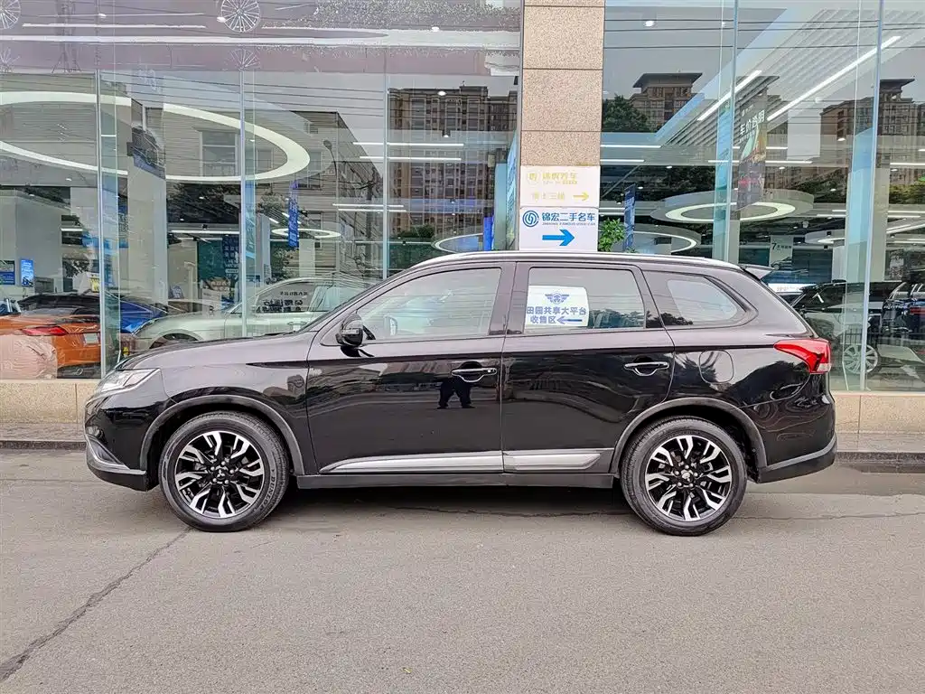 Outlander 2.0 L 2 WD Smooth Enjoyment 5-seat CN-VI