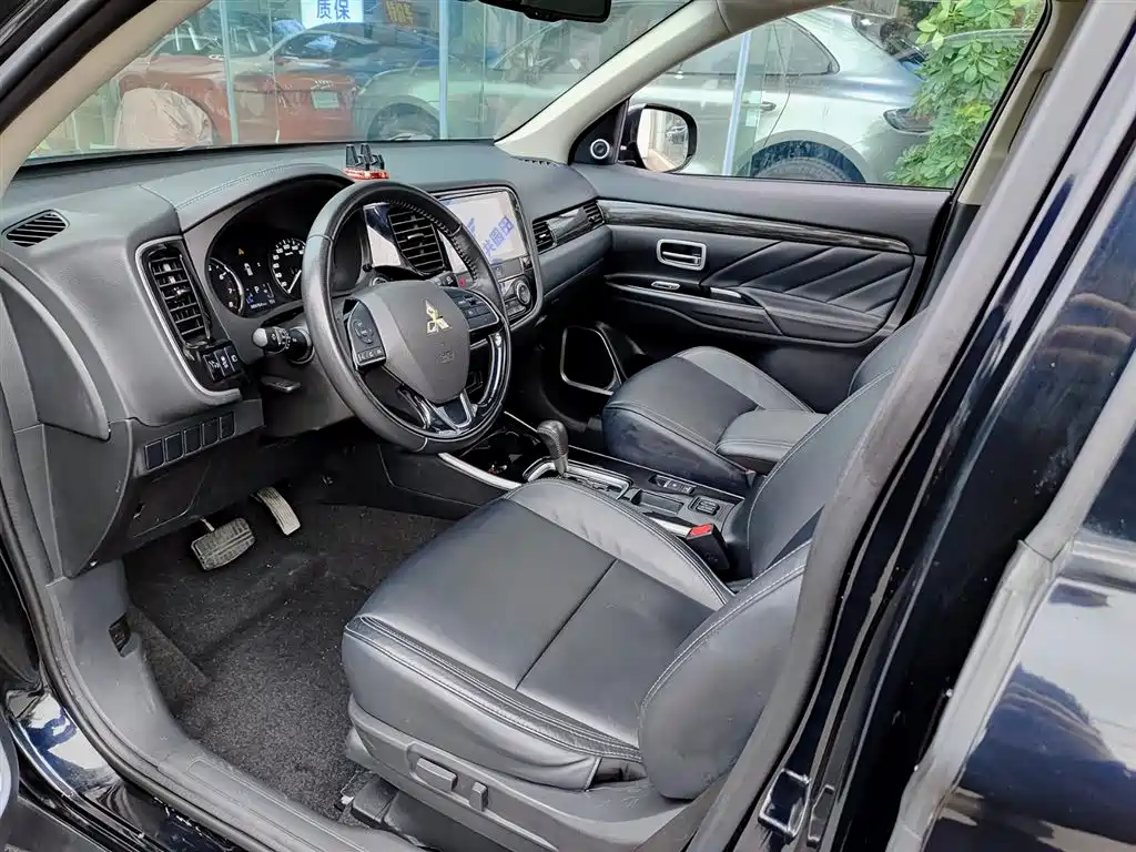 Outlander 2.0 L 2 WD Smooth Enjoyment 5-seat CN-VI
