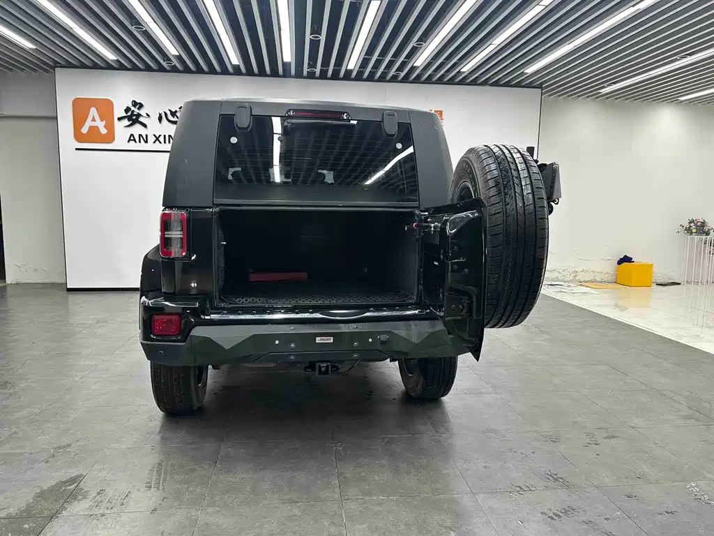 BAIC BJ40 2.0 T Auto 4 WD City Hunter Swordsman
