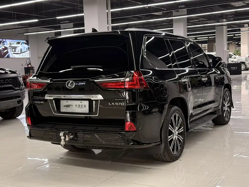 Lexus LX 570 Distinguished Luxury
